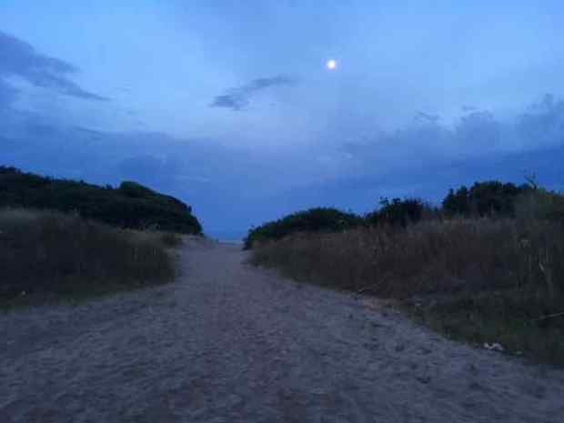 wreck beach night view
